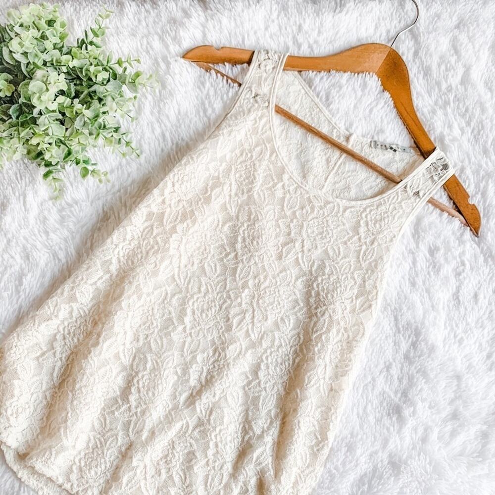 Red Haute Size Small Cream Lace Sleeveless Top
